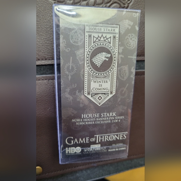 - HBO Game of Throwns Collection set; scarf, pin and poster - Picture 2 of 7